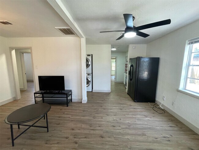 Building Photo - 411 Guyer St