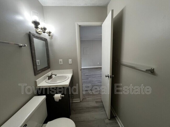 Building Photo - 5866 Century Oaks Dr