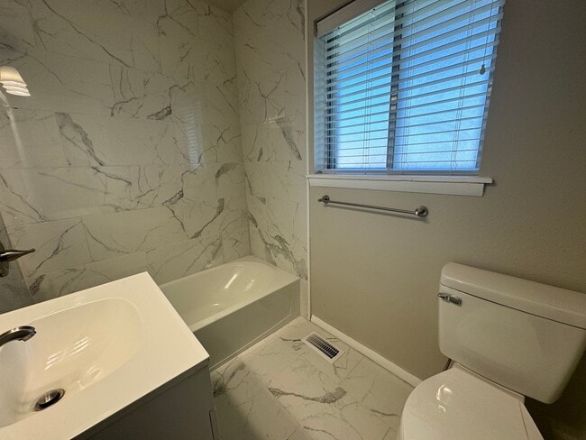 Building Photo - Gorgeous 4 bedroom 2 bathroom home in Broken Arrow