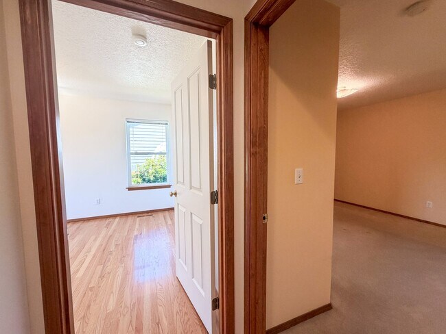 Building Photo - 364 SE Davis Ct