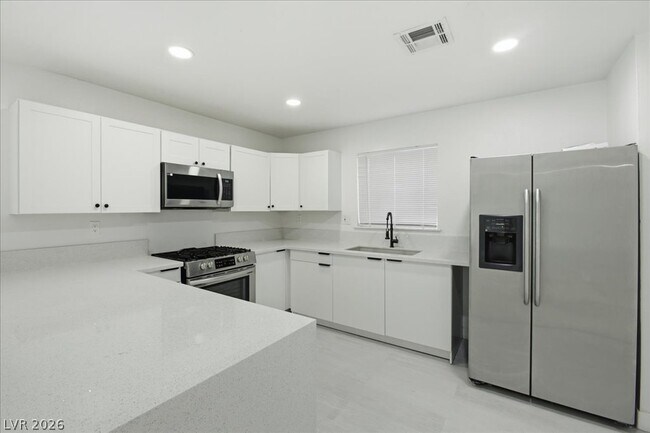 Building Photo - 4013 Esmeralda Ave