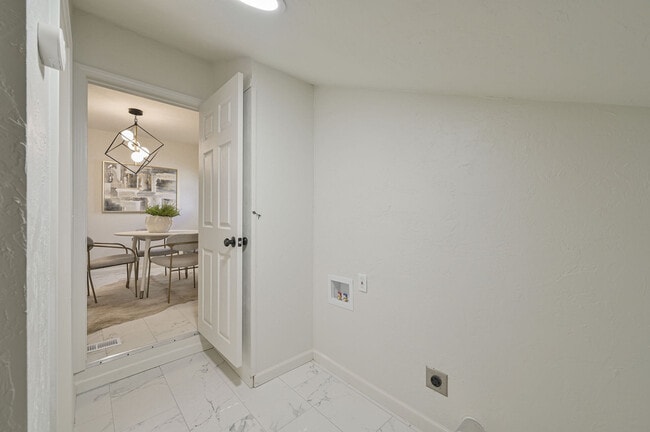 Building Photo - 4013 Mallard Dr