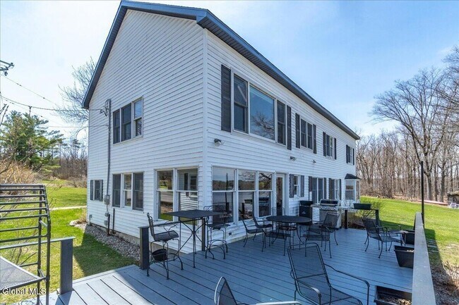 Building Photo - 15 Chase Ln