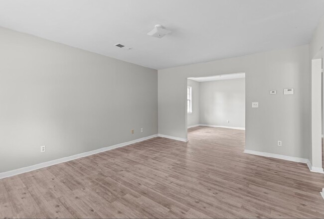 Building Photo - Stylish and Newly Renovated  3 Bedroom 1 B...