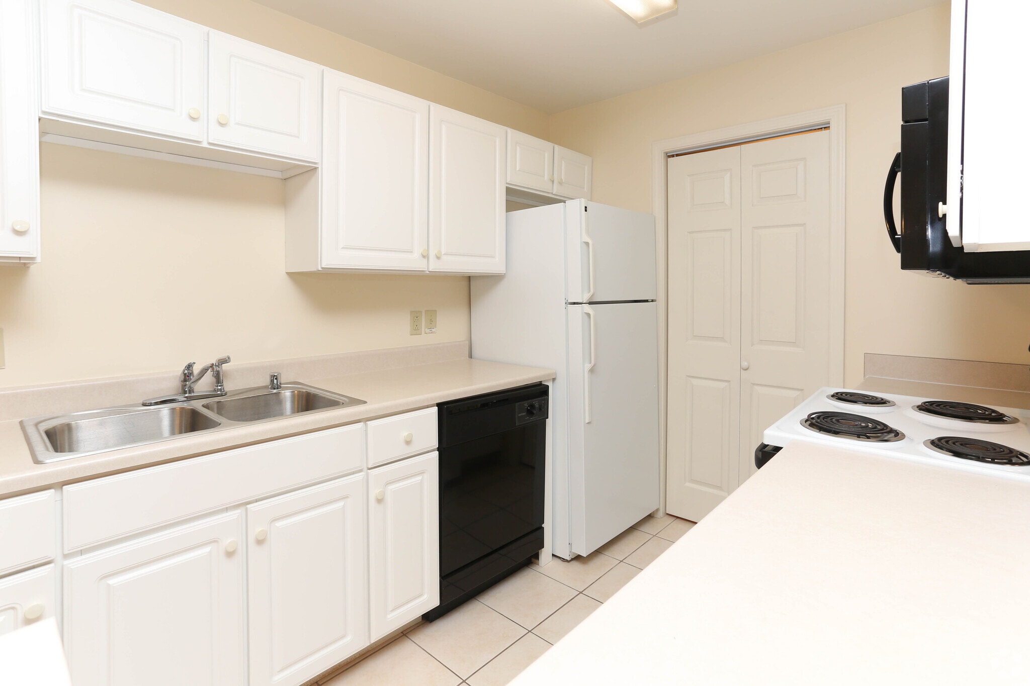 1BR, 1BA - 900 SF - Kitchen - East Ridge Apartments