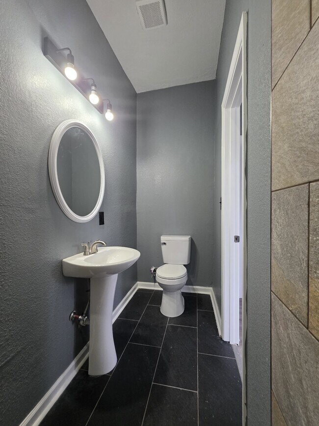 Building Photo - 307 E Pembroke Ave