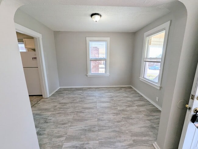 Building Photo - $500 OFF Your First Month's Rent!