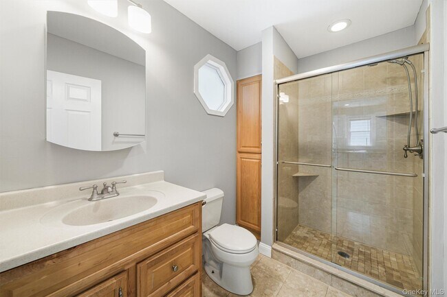 Building Photo - 17 Lawrence Ave