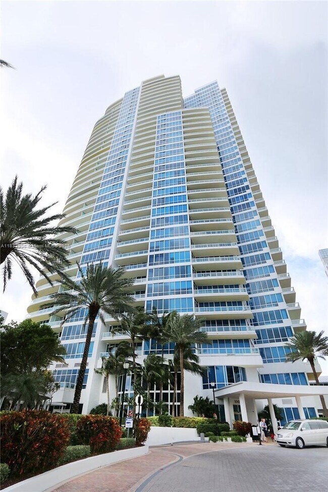 Building Photo - 100 South Pointe Dr