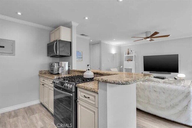 Building Photo - "Chic Hermosa Beach 1BR Apartment: 810 Sq ...