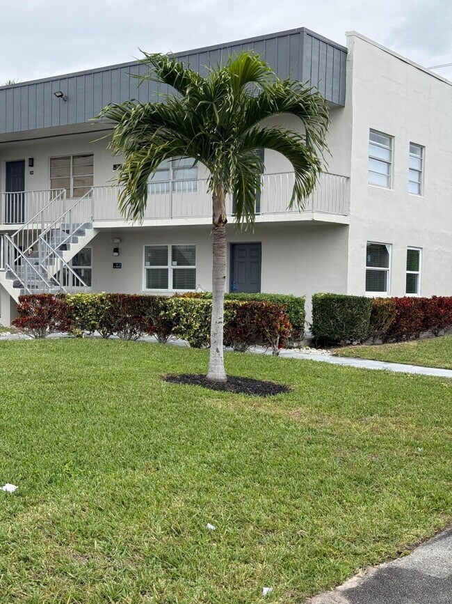 Building Photo - 216 Normandy Ln