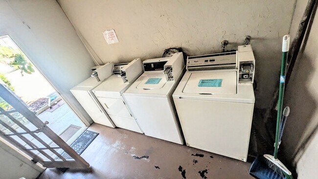 Building Photo - Annual furnished OPTIONAL 2/1 condo Island life