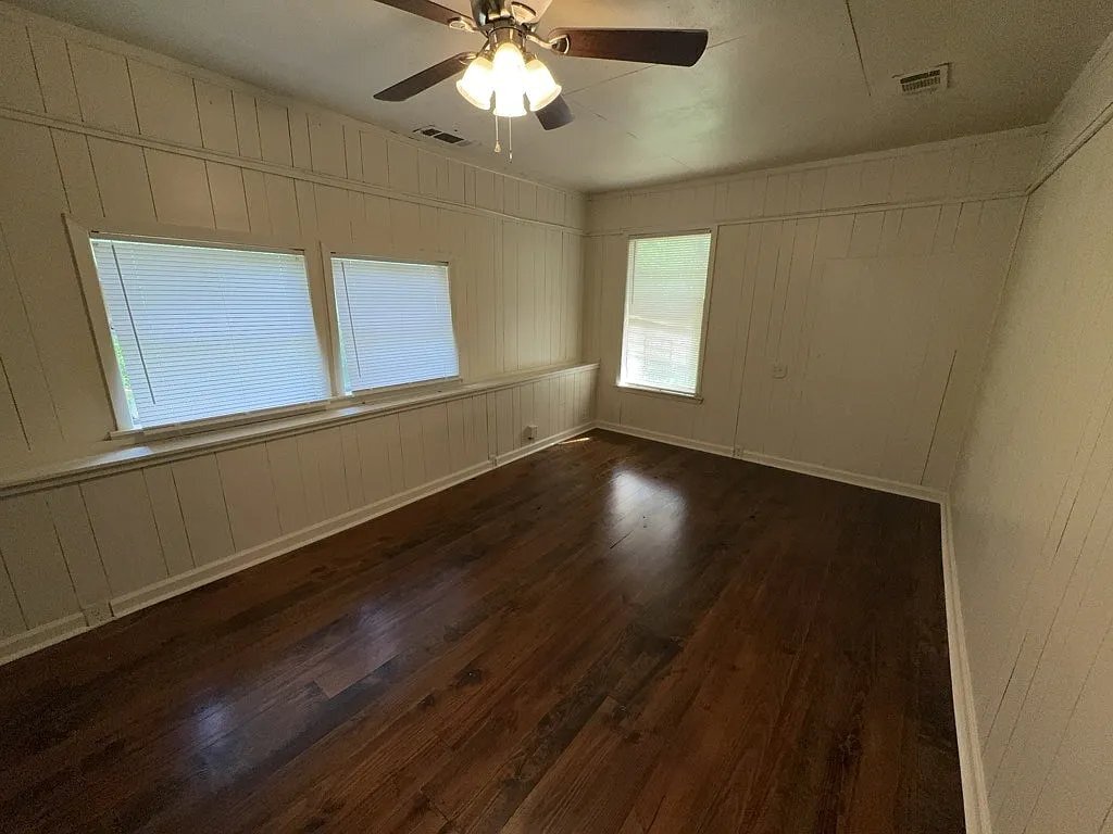 Building Photo - 2615 Hillside Dr