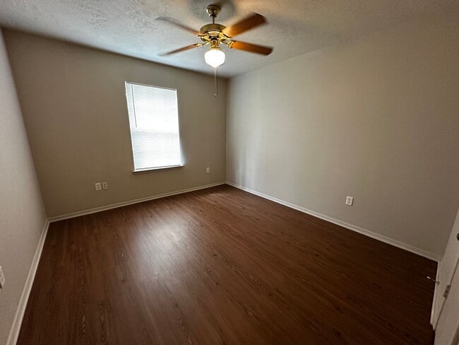 Building Photo - Available Now! 1/1 Apartment - **HUD Accepted** (upstairs)