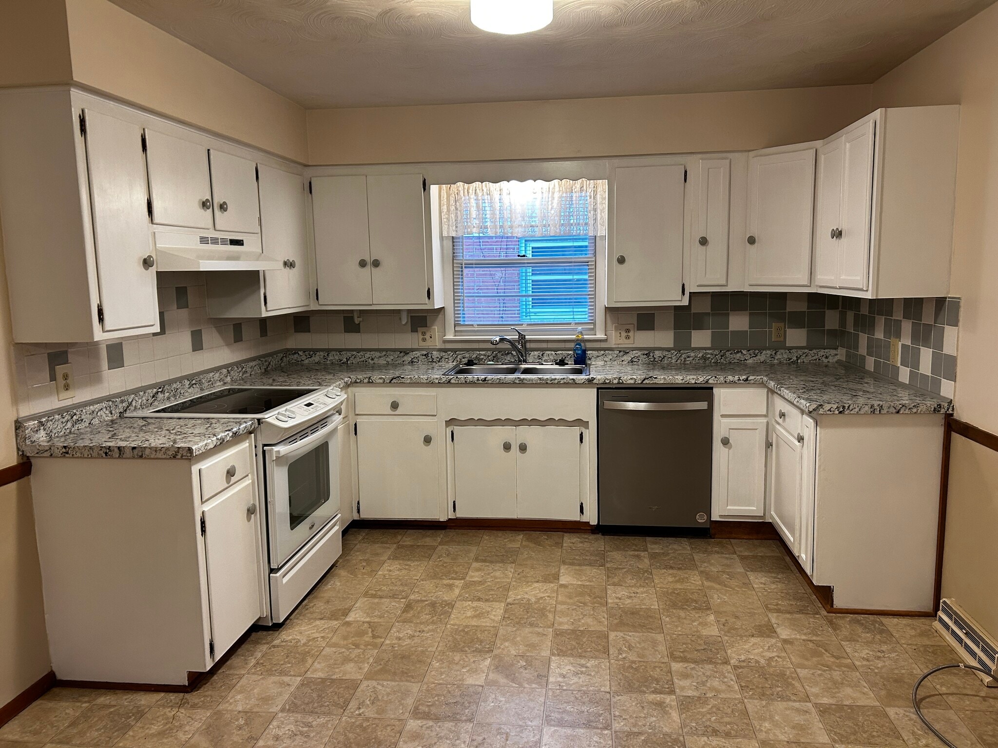 Kitchen counter area - 537 E Glenwood St