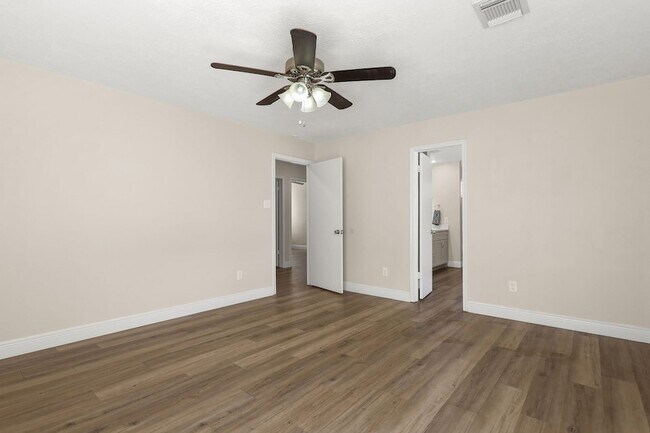 Building Photo - 3803 Redbud Dr