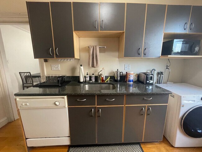 Building Photo - 9/1 No Fee!- Sunny upper floor 2BR - w/d i...