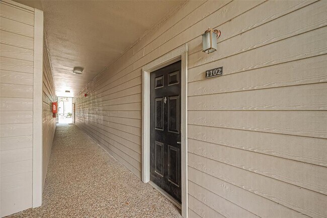 Building Photo - 1330 Old Spanish Trl