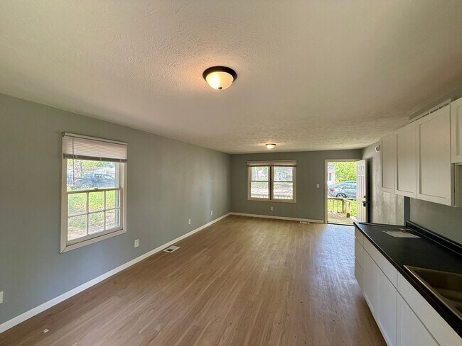 Building Photo - 3 Bed 1 Bath Home - Vouchers Accepted
