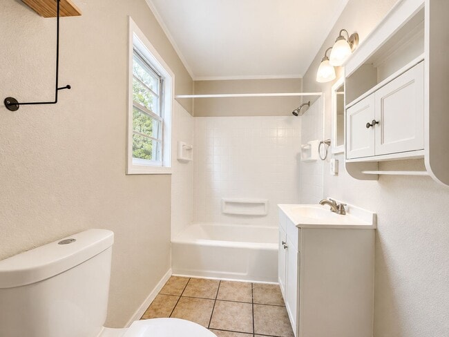 Building Photo - Remodeled 2/1 • Water Included • Commutable