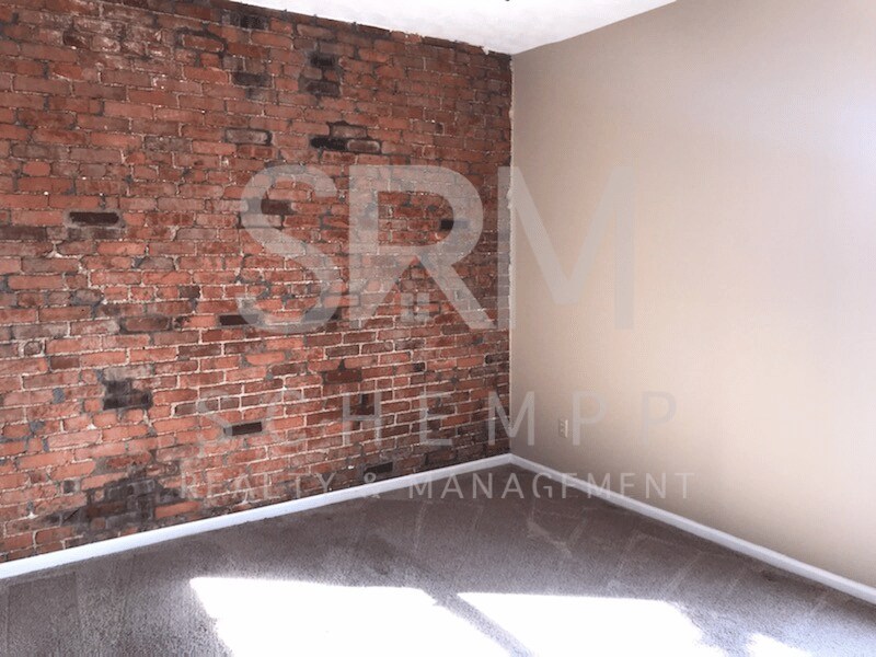 Building Photo - 809 E Maple St