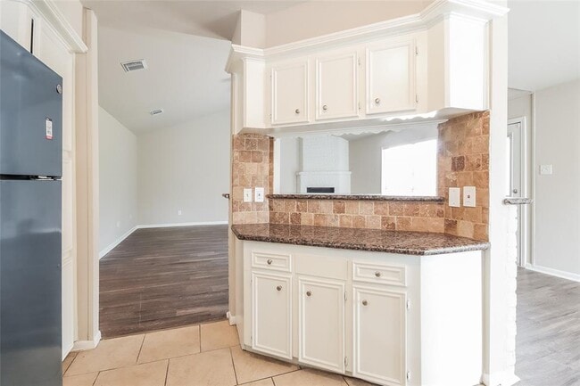 Building Photo - 14003 Apple Dr