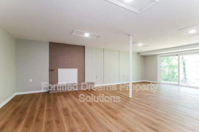 Building Photo - 1101 Surry Dr