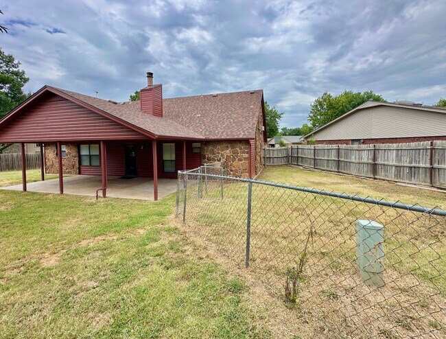 Building Photo - 2502 NE Kingsbriar Pl