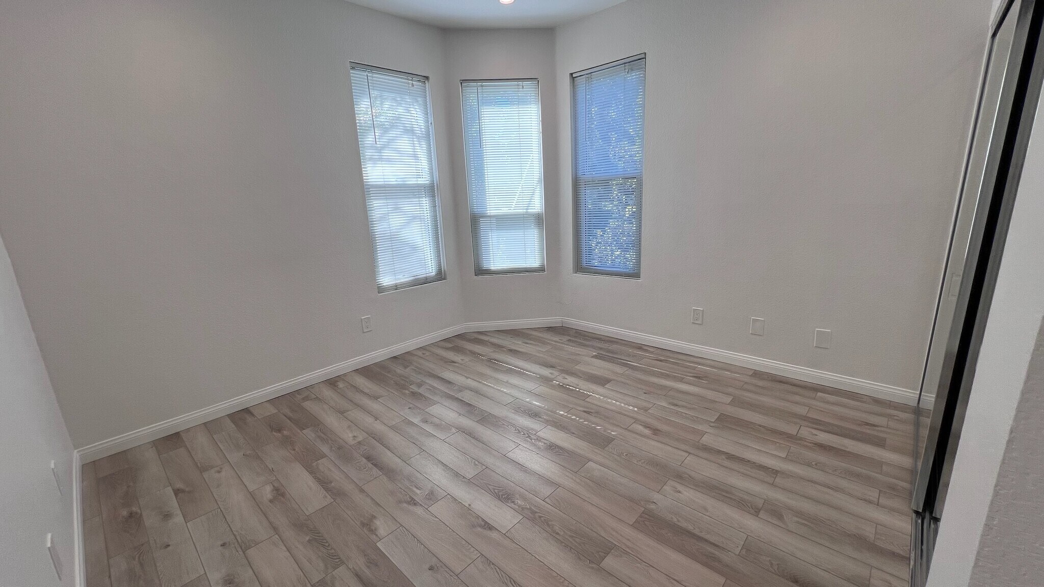 Building Photo - 5420 Sylmar Ave