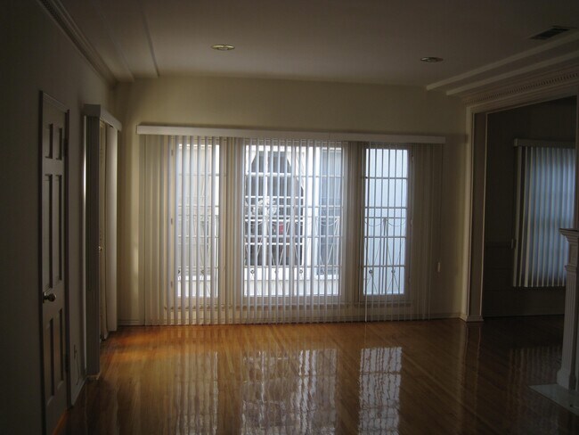 Building Photo - 9945 Robbins Dr