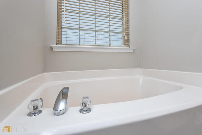 Building Photo - 246 Village Square Dr