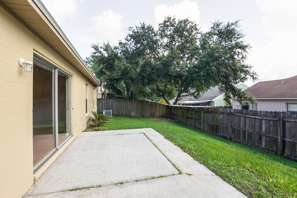 Building Photo - 317 Regal Park Dr