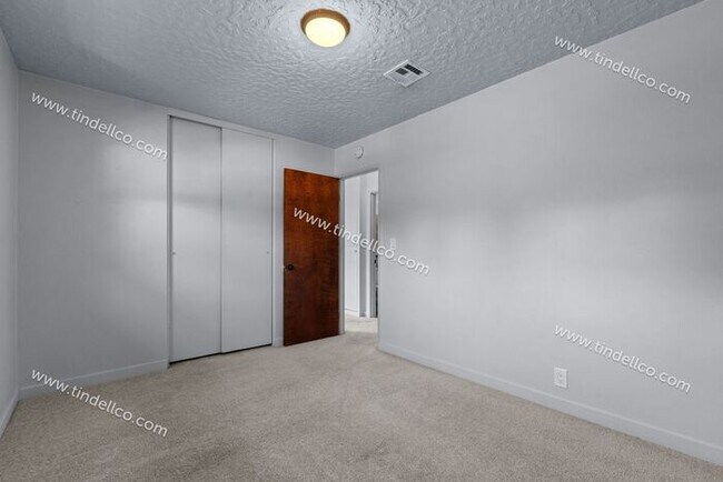 Building Photo - Charming 2-Bedroom Home with Fenced Yard in St. Johns - Pets Welcome!