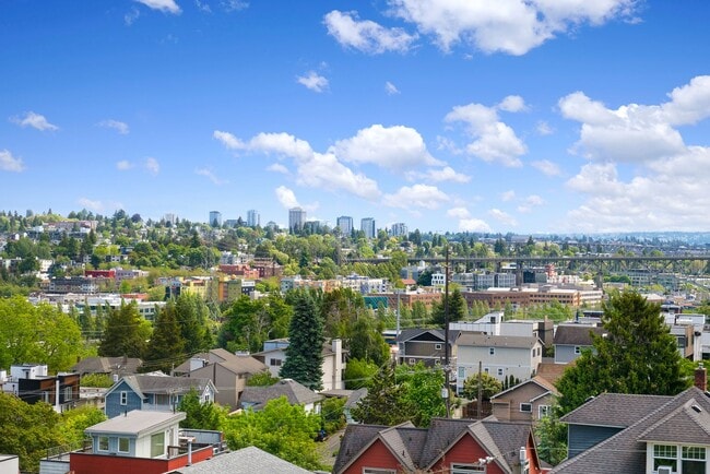Building Photo - Bright and Spacious 3 bedroom townhouse in...