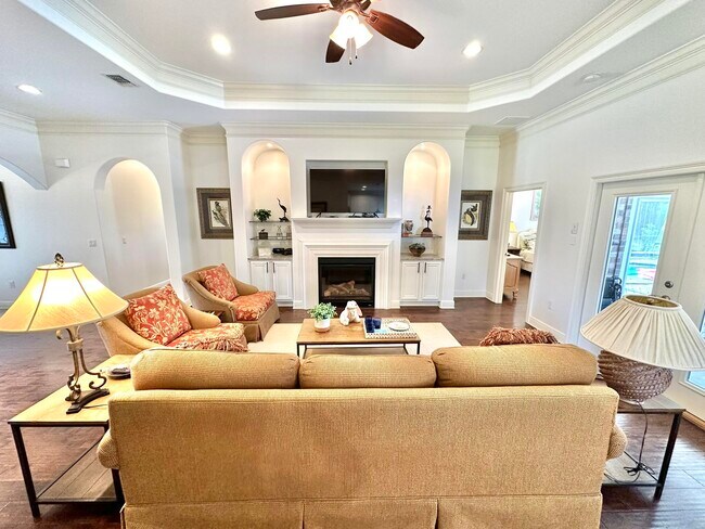Building Photo - 206 E Pinehurst Dr