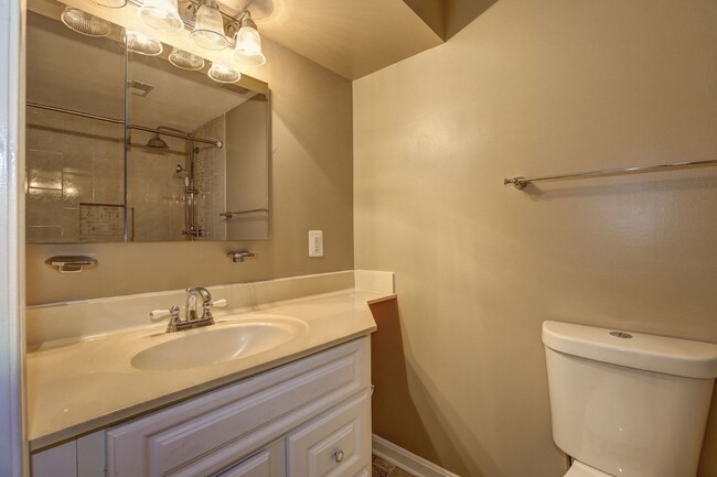 Building Photo - 3 Bed 2 Bath - Silver Spring Rambler - Upd...