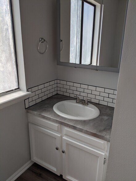 main bath with tub - 1608 23rd Ave