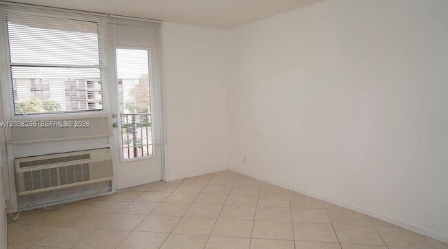 Building Photo - 2771 Riverside Dr