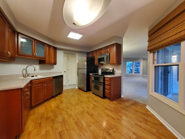 Building Photo - 325 Satinwood Ct S