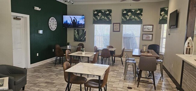 Building Photo - 8500 Palm Harbor Dr
