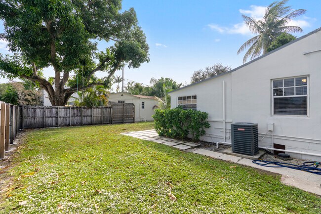 Building Photo - 548 NE 9th Ave