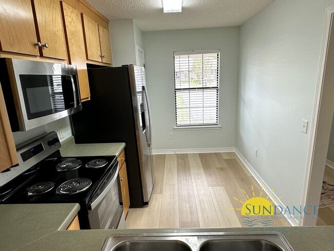 Building Photo - Spacious 2-Bedroom End Unit in Prime Navar...