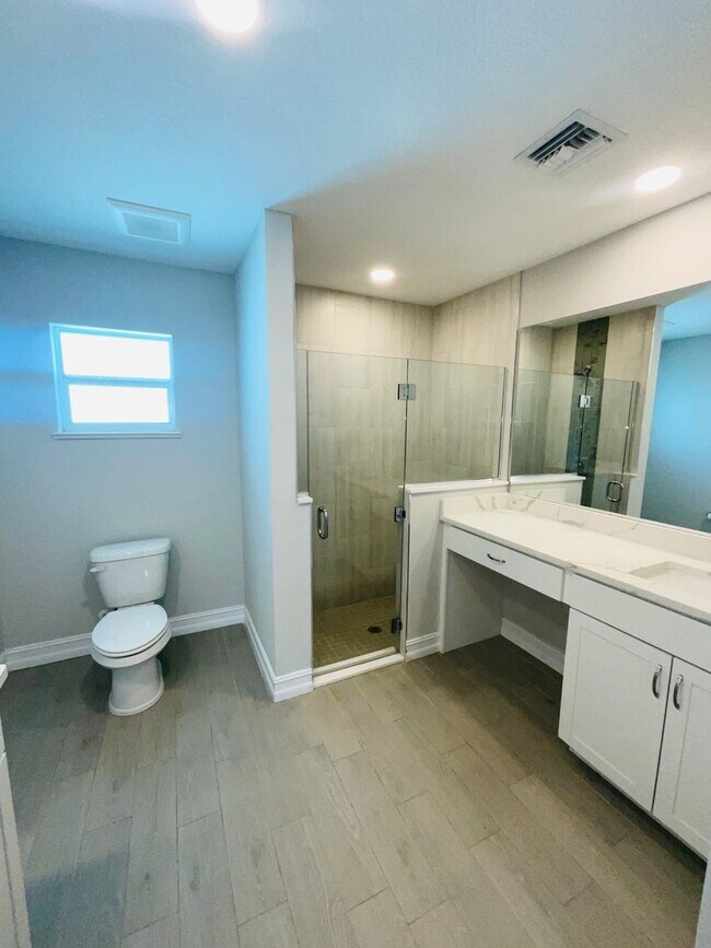 Building Photo - 4/2.5/2  Home off of California Blvd.