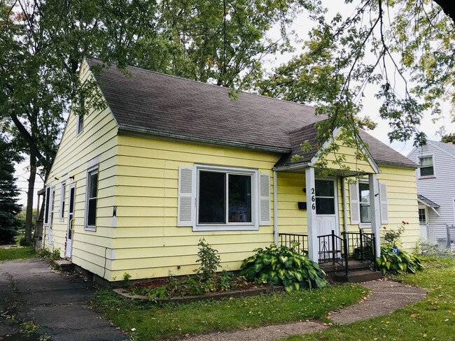 Building Photo - HOUSE CLOSE TO EVRYTHING YOU NEED.THIS HOME IS A MUST SEE!!!