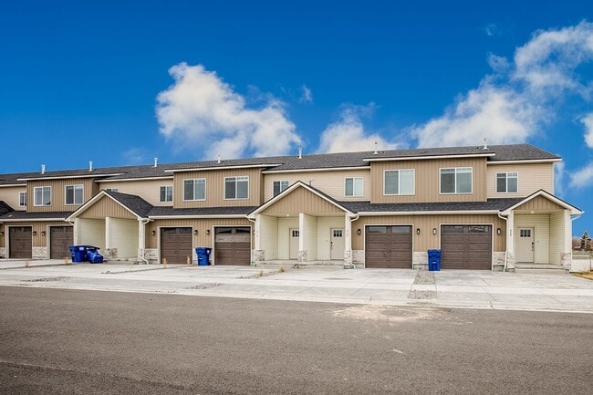 Building Photo - $500 off March rent. When you SIGN and MOVE IN, in March!!!! New St. Anthony Townhome with Unfini...