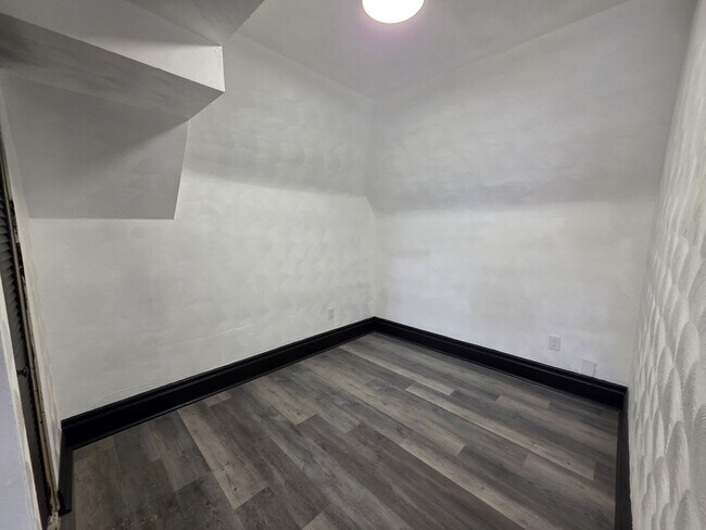 Building Photo - Fully updated 24 bedroom 1 bathroom apartment for rent in Crafton!