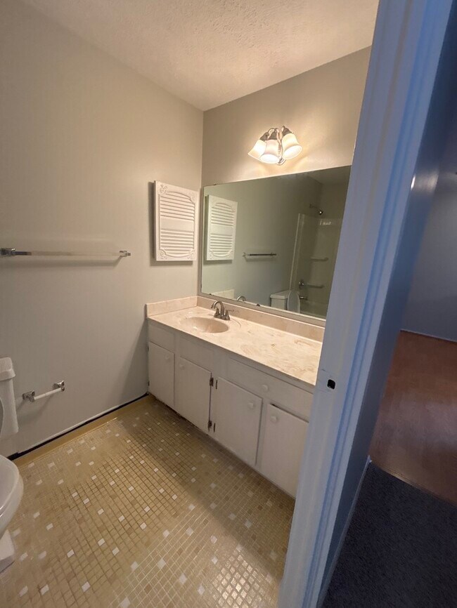 Building Photo - 2 bed 1.5 bath condo