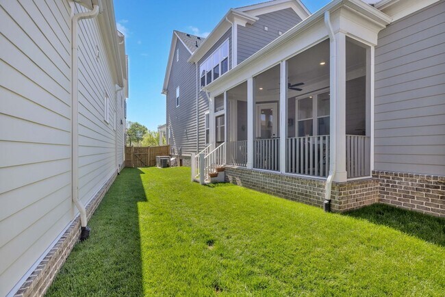 Building Photo - 3 bedroom home with 3.5 bathrooms and 2 Car Garage