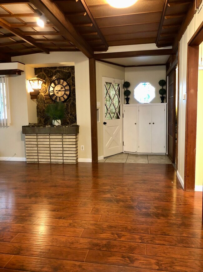 Building Photo - 2447 Malabar St