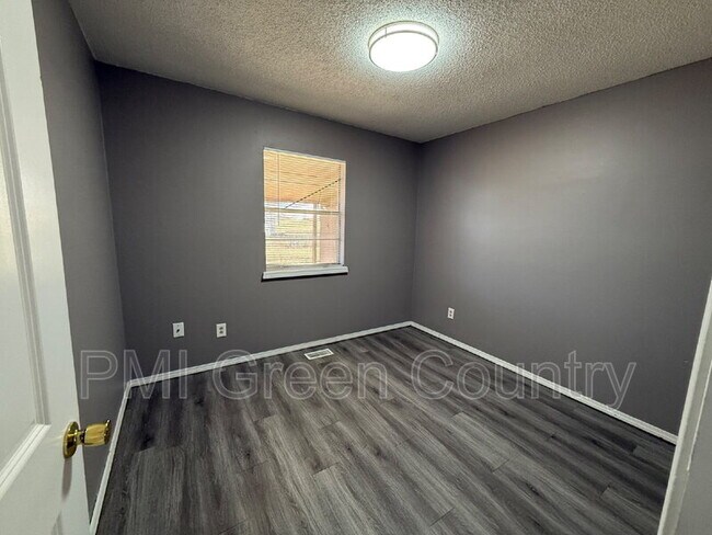 Building Photo - 306 E 3rd St